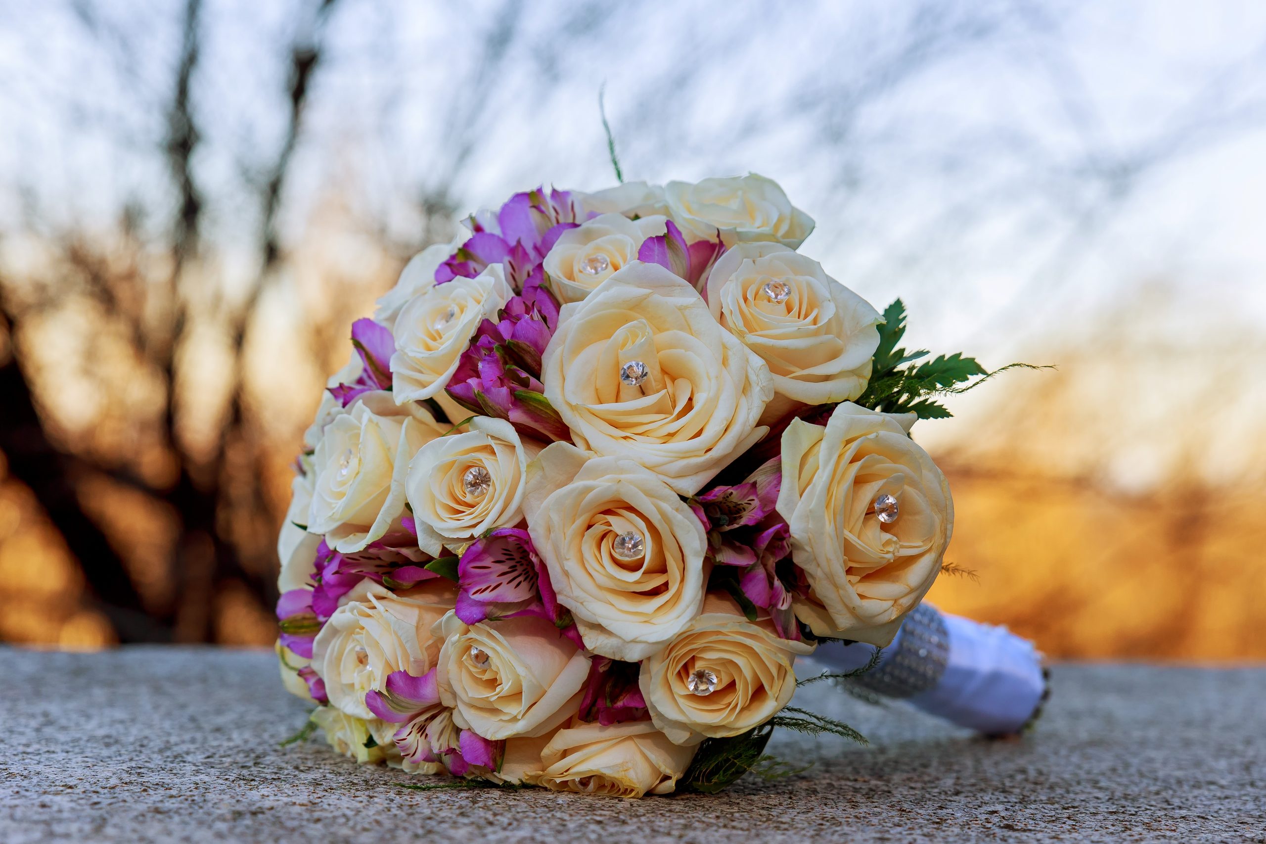 buchet de mireasa cu hortensii violet