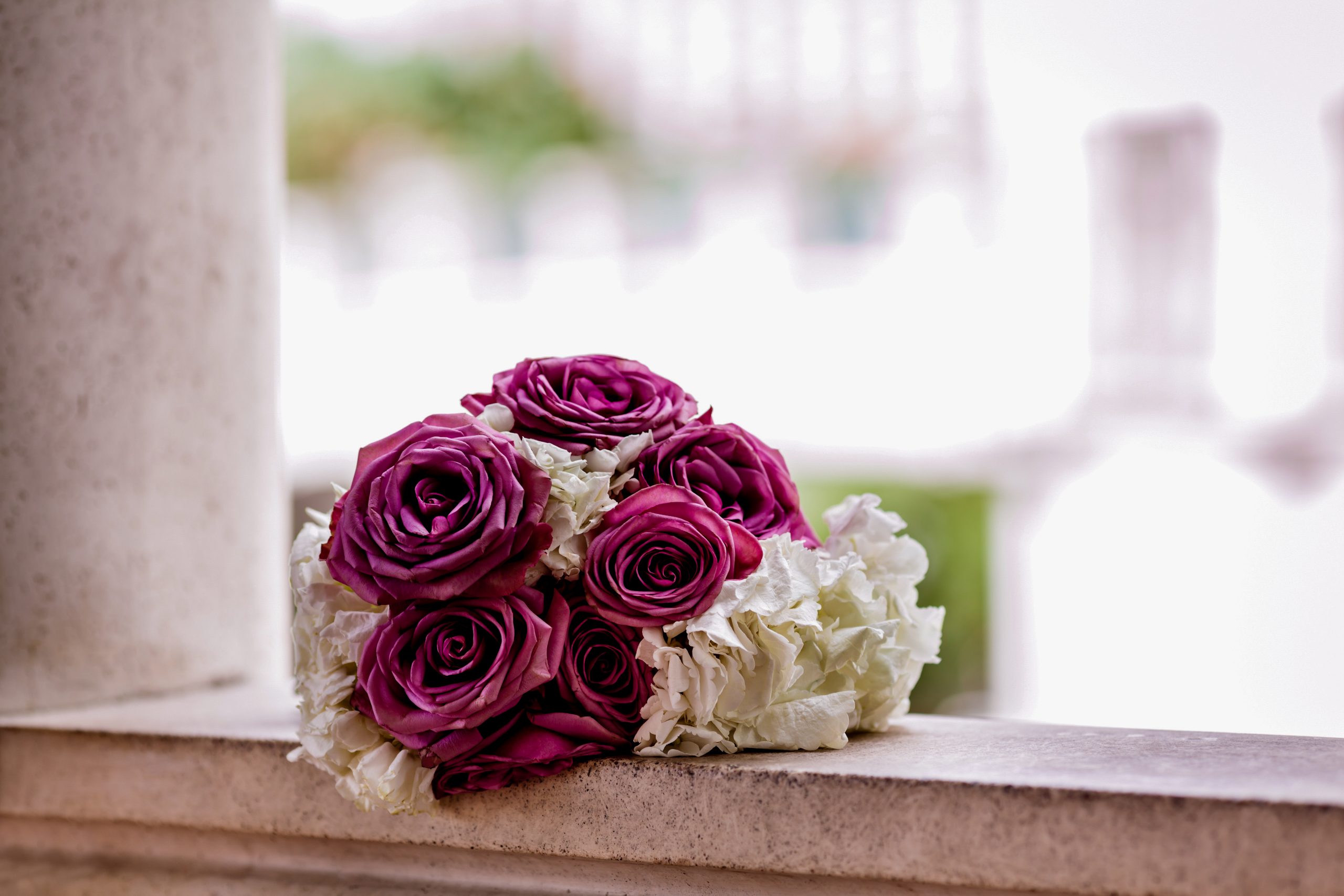 buchet de mireasa cu trandafiri violet